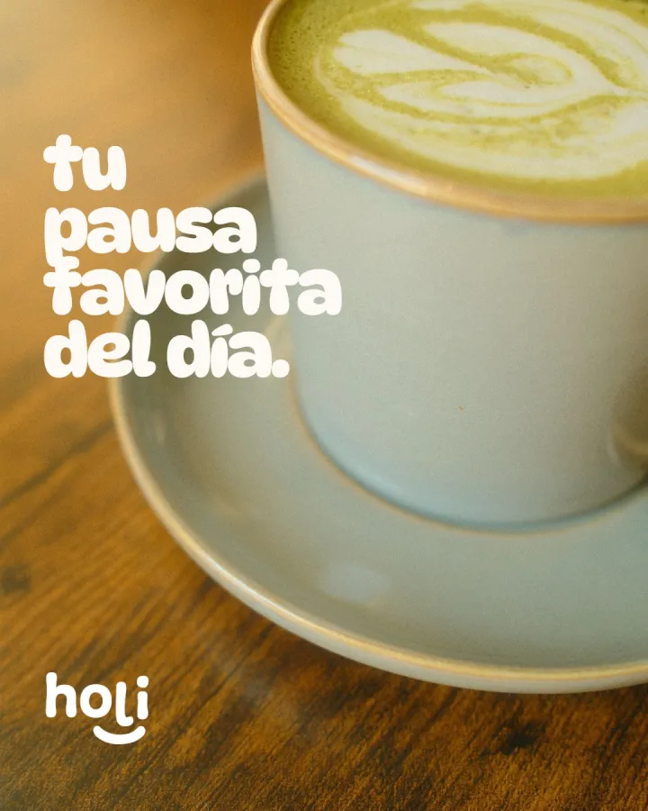 Holi Café — detalle de taza de matcha